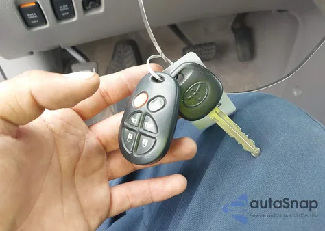 2008 Toyota Sienna Xle z USA, uszkodzony, nr VIN 5TDZK22C58S166303